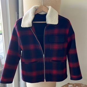 Jacket with zipper with detachable collar